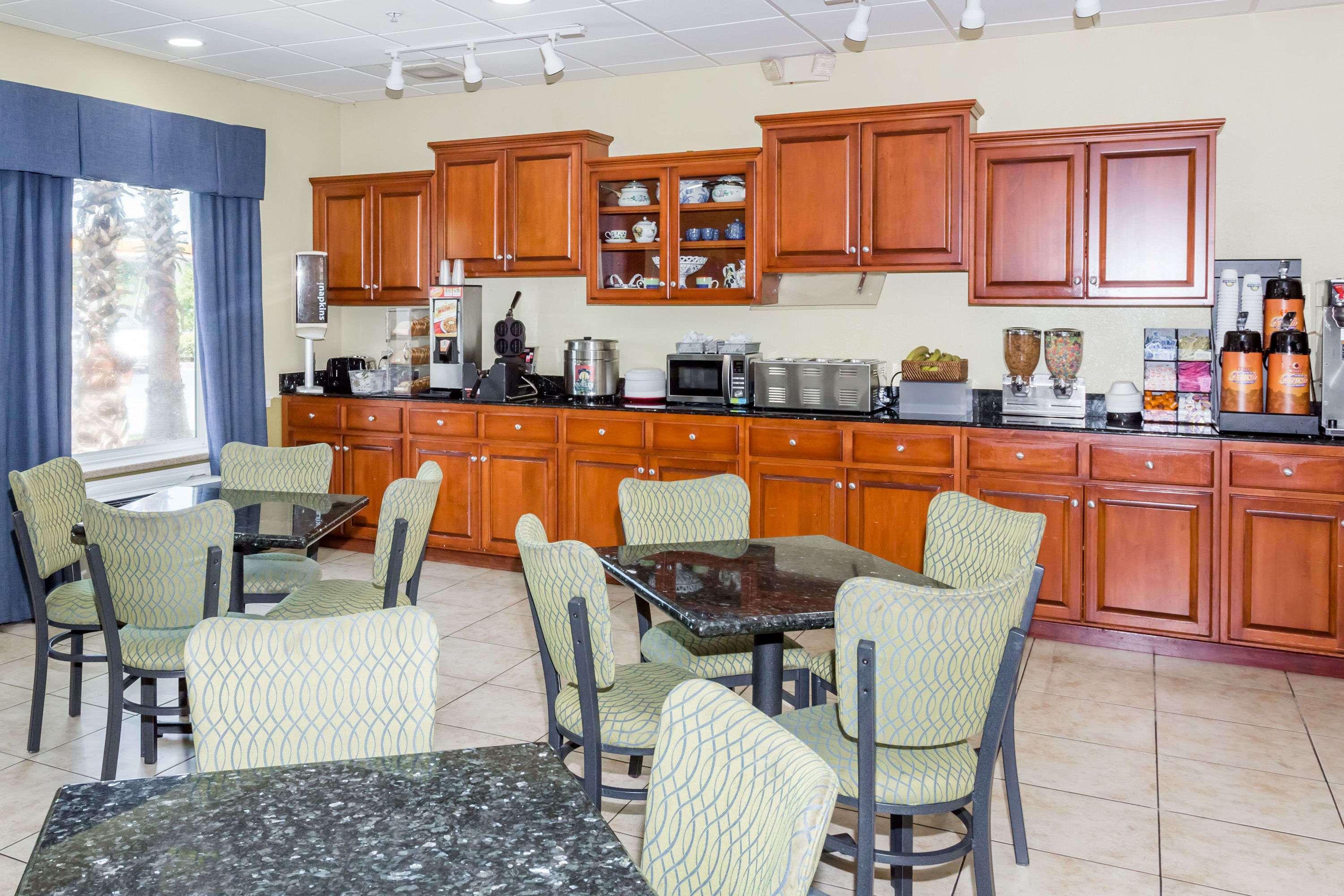 Days Inn & Suites By Wyndham Savannah North I-95 Port Wentworth Ngoại thất bức ảnh